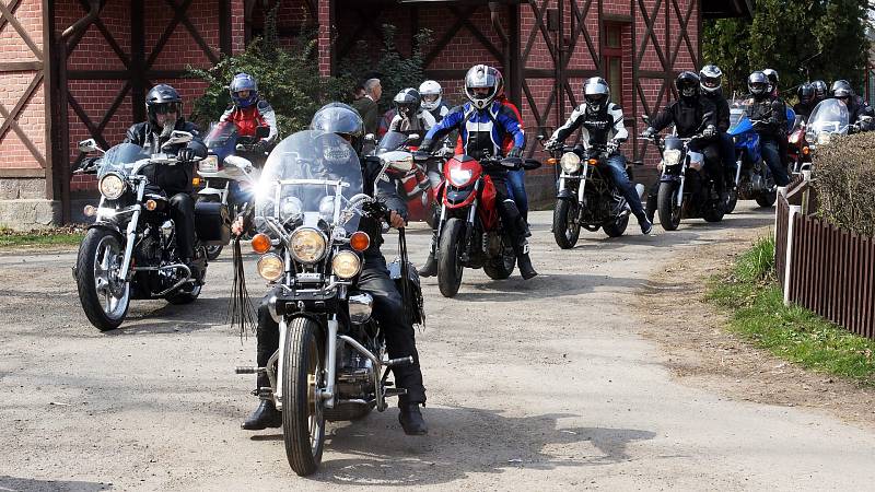 Členové slatiňanského motorkářského klubu Black Horses zahájili sezonu spanilou jízdou, která vedla od bývalého lihovaru v Pardubicích přes Hrochův Týnec a Hlinsko do Slatiňan, kde v kostele svatého Martina motorkářům požehnal farář Štefan Brinda.