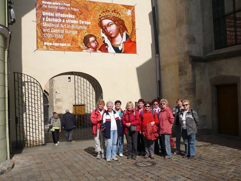 Turisté nejdříve navštívili Anežský klášter, kde zhlédli výstavu „Svatá Anežka Česká princezna a řeholnice“. Výprava se pak přemístila do Židovského muzea. Tady si turisté si prohlédli i budovu bývalé obřadní síně a márnice při Starém židovském hřbitově a