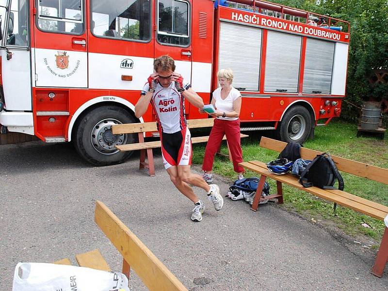 Staročeská pouť v Ronově letos nebyla jen o atrakcích. Recesisté ji spojili i s uspořádáním pivního triatlonu.