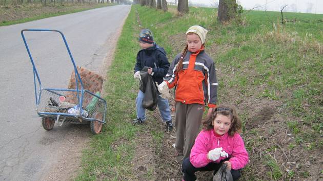 Děti z malotřídní školy ve Stolanech se daly do úklidu jarní přírody.