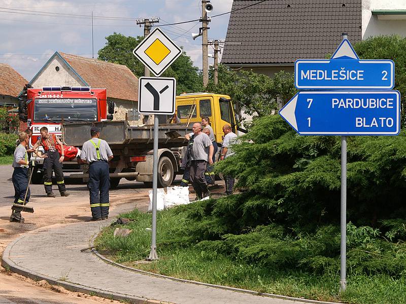 Přímo u obchodu v Dřenicích vzplál bagr. Z vozidla zbyl jen ohořelý vrak.