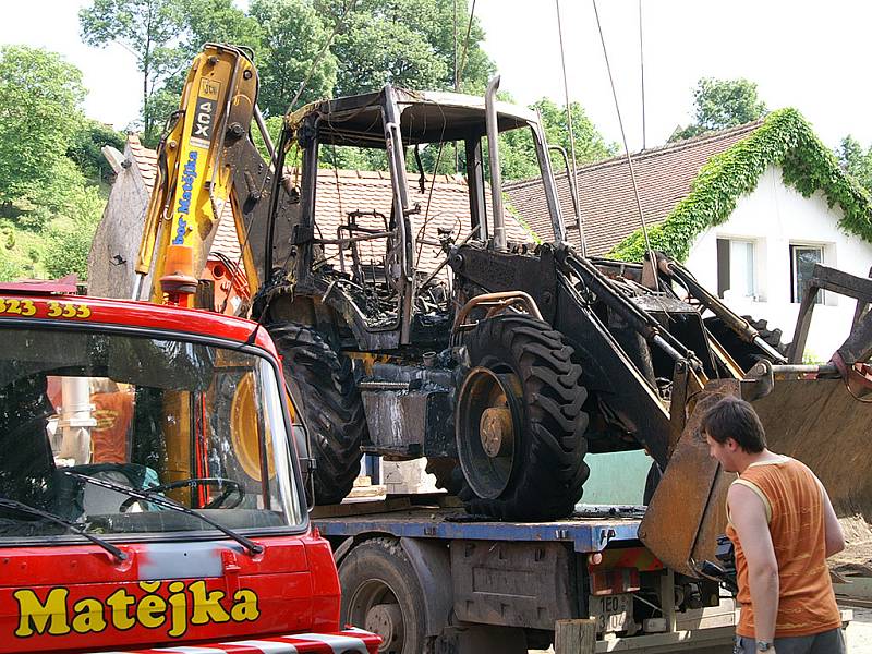 Přímo u obchodu v Dřenicích vzplál bagr. Z vozidla zbyl jen ohořelý vrak.