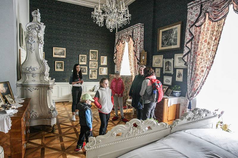 Státní zámek Slatiňany zahájil 1. května návštěvnickou sezonu i přes probíhající opravy a rekonstrukce zámku a parku.
