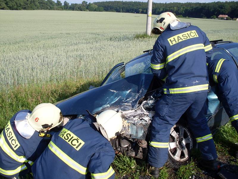 HROCHŮV TÝNEC. Řidiči utrpěli jen lehké zranění a do péče si je převzali zdravotníci. 