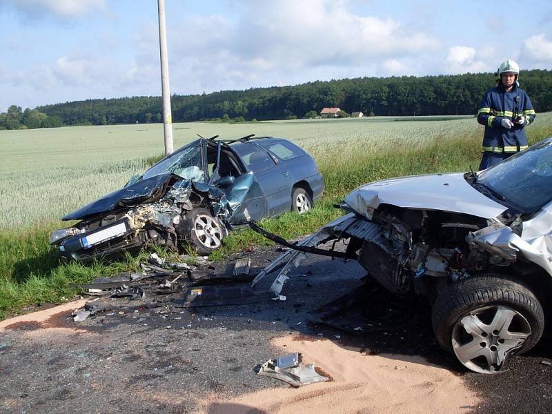 HROCHŮV TÝNEC. Řidiči utrpěli jen lehké zranění a do péče si je převzali zdravotníci. 