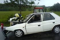 NOVÁ VES. Řidič vozu Škoda Favorit může hovořit o štěstí v neštěstí, utrpěl při nehodě pouze lehké zranění. 