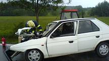 NOVÁ VES. Řidič vozu Škoda Favorit může hovořit o štěstí v neštěstí, utrpěl při nehodě pouze lehké zranění. 