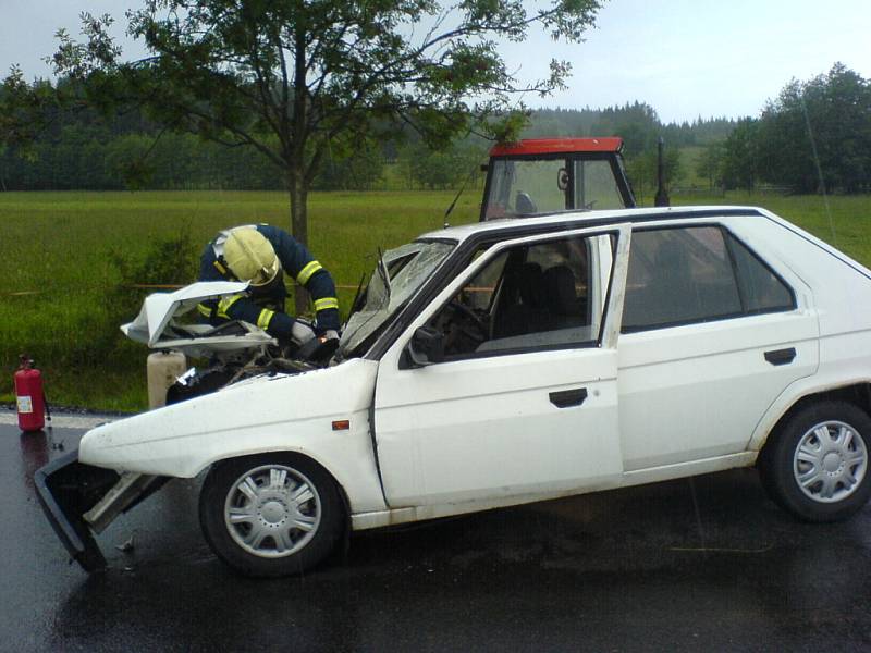 NOVÁ VES. Řidič vozu Škoda Favorit může hovořit o štěstí v neštěstí, utrpěl při nehodě pouze lehké zranění. 