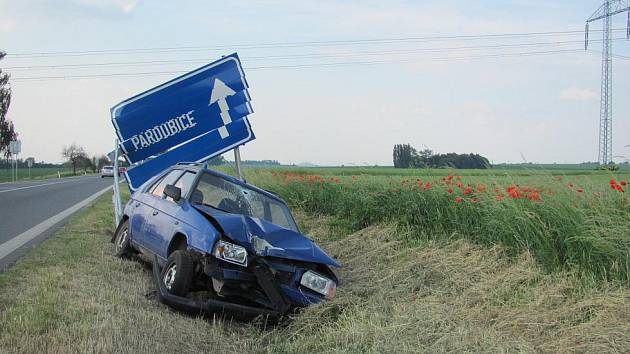 Řidič se  při nehodě na silnici u Medlešic dostal do protisměru a přejel do příkopu, kde poškodil dopravní značku