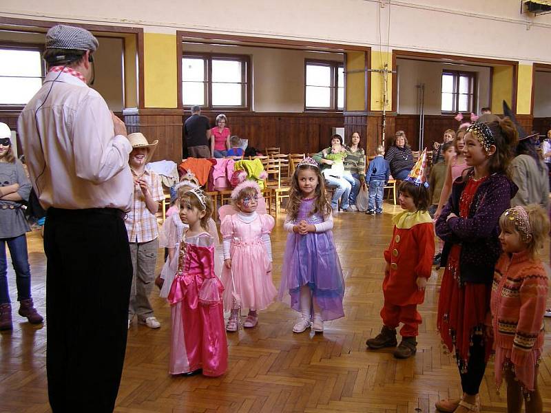 Chrastecký Dětský karneval zahájil Pekař Vilém.