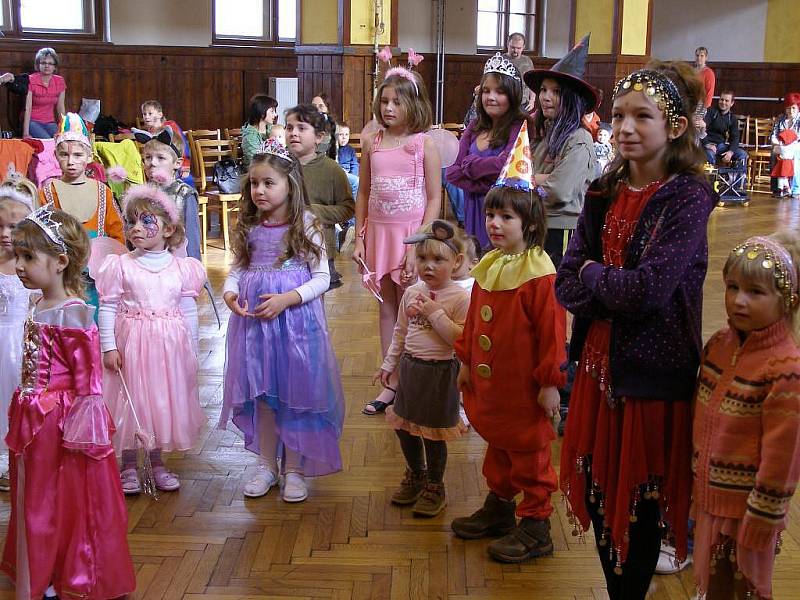 Chrastecký Dětský karneval zahájil Pekař Vilém.
