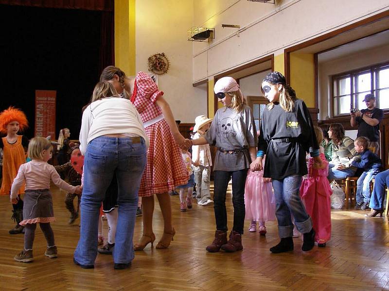 Chrastecký Dětský karneval zahájil Pekař Vilém.