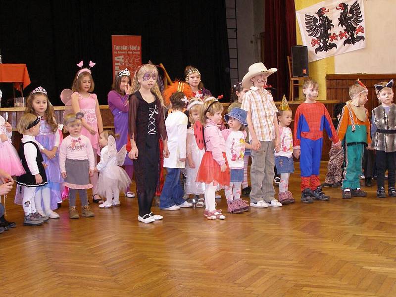 Chrastecký Dětský karneval zahájil Pekař Vilém.