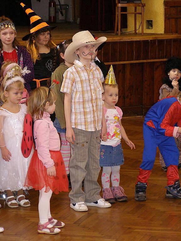 Chrastecký Dětský karneval zahájil Pekař Vilém.