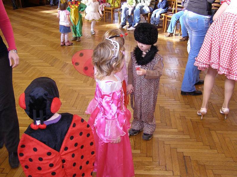 Chrastecký Dětský karneval zahájil Pekař Vilém.