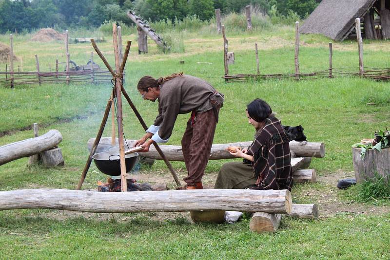 Stavba milíře v Keltském archeoskanzenu Nasavrky