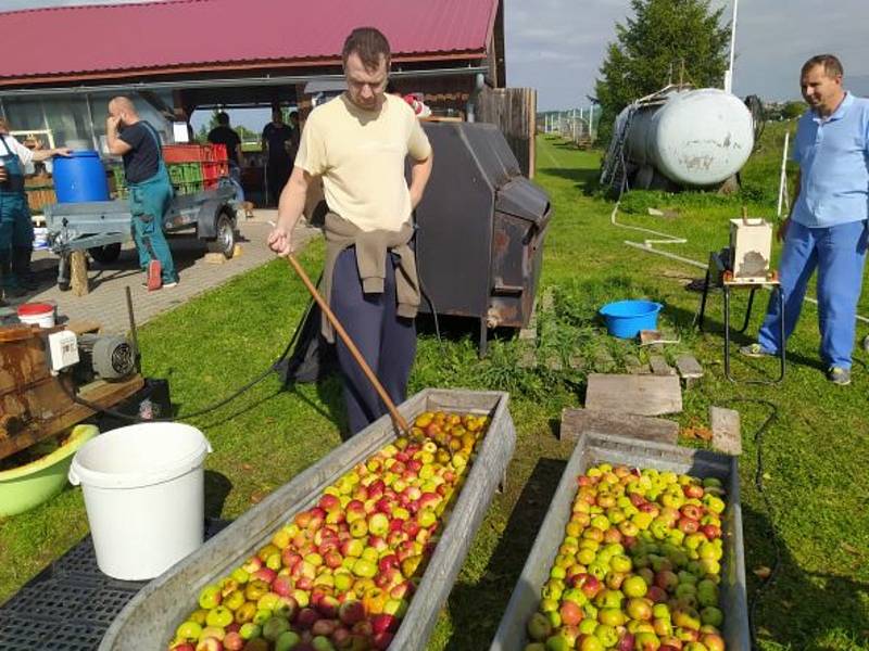 Zpracování jablek je těžká a "špinavá" práce, ale společně jde všechno snadněji.