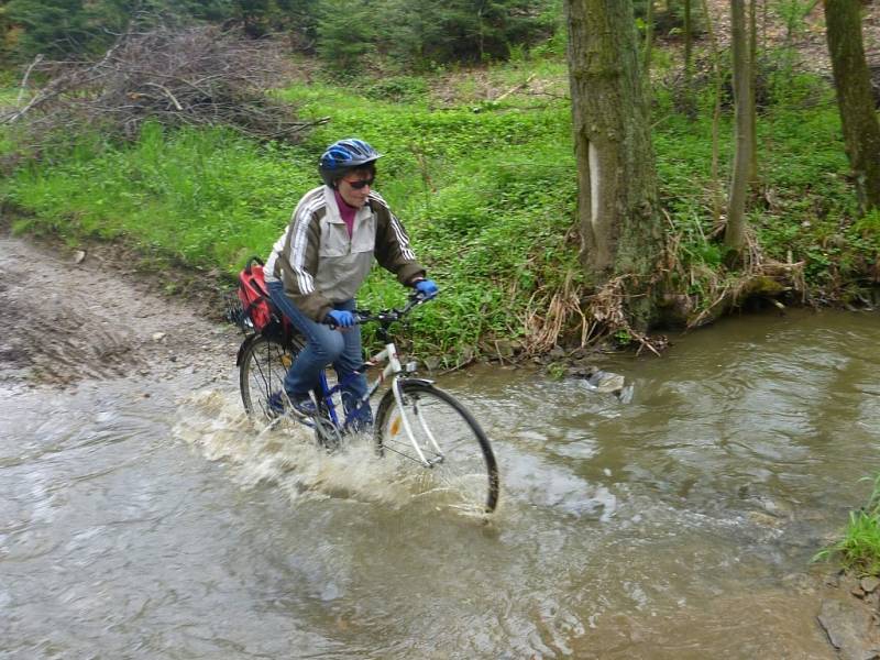 Cyklisté se během výletu podívali k prameni řeky Doubravy.