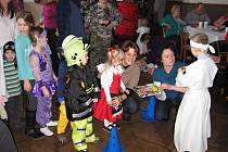 Na dětském karnevalu v Miřeticích nechyběly soutěže pro děti všech věkových kategorií. Samozřejmostí byla sladká odměna.