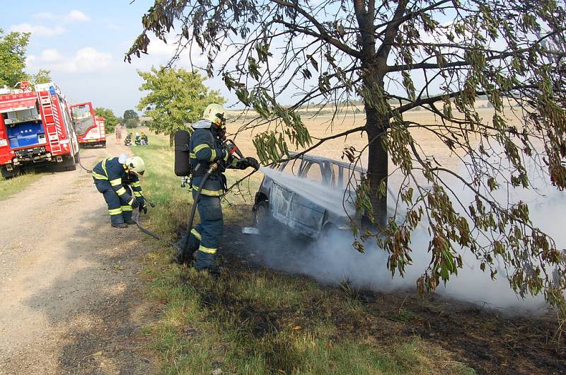 Auto začalo po nehodě hořet.