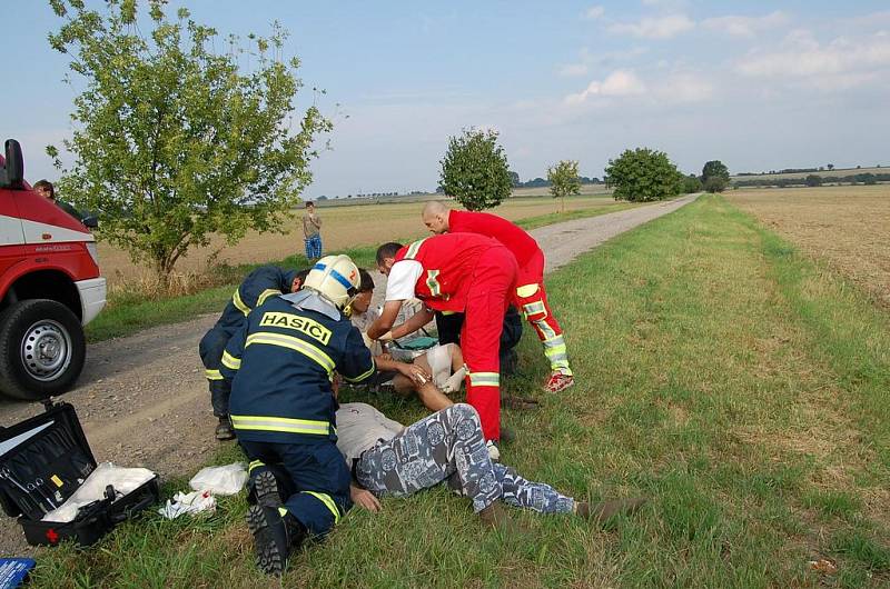 Auto začalo po nehodě u Třibřich, k níž došlo v pátek odpoledne, hořet.