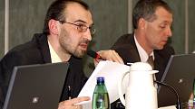Jednání zastupitelstva řídil starosta Jan Čechlovský (vlevo).