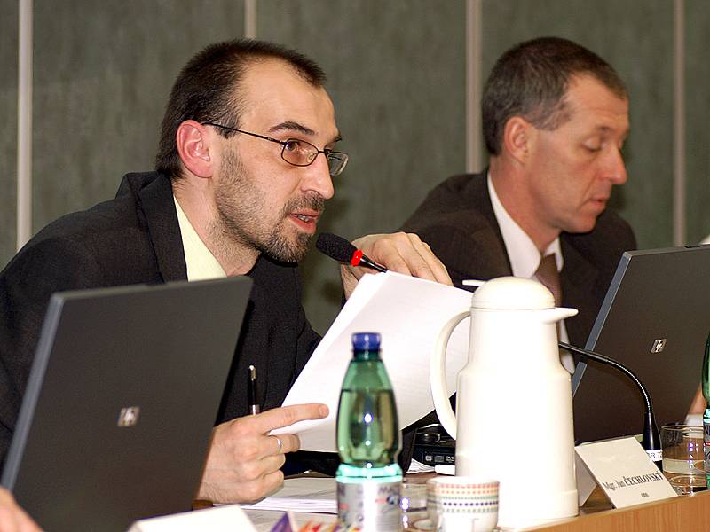Jednání zastupitelstva řídil starosta Jan Čechlovský (vlevo).