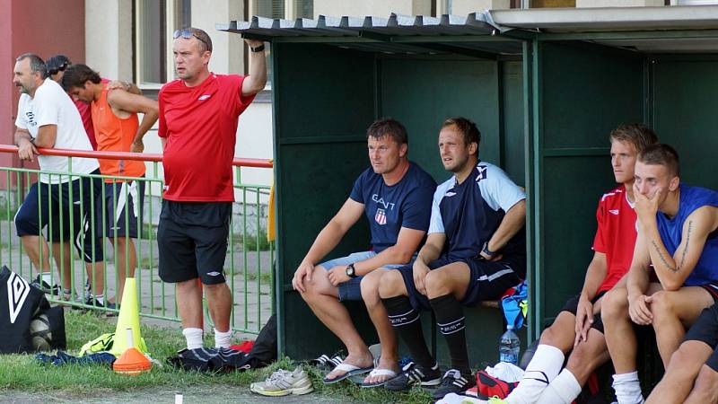 Na lavičce sledoval s trenérem Pavlem Jirouskem (druhý zleva) přátelskou remízu i kanonýr Radim Holub (třetí zleva), který se zatím připravuje individuálně a do utkání vůbec nezasáhl.