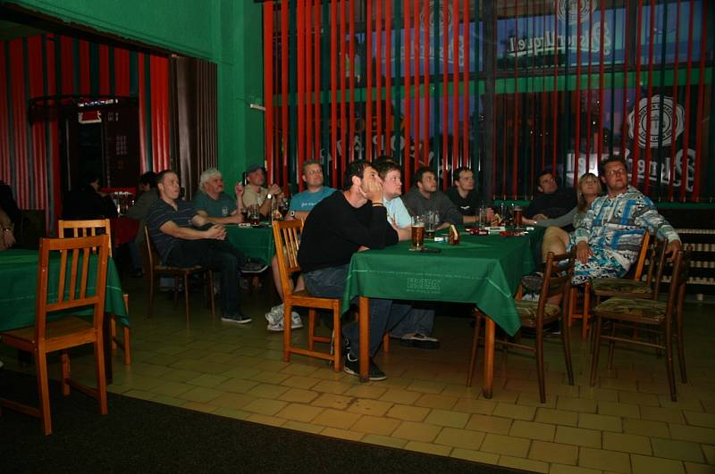 Tahle prožívali utkání MS 2009 Finsko - ČR hosté restaurace Kleopatra v Chrudimi.