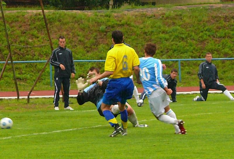 ČESTNÁ PROHRA. V prvním kole Ondrášovka Cupu narazili divizní fotbalisté místního AFK na druholigového soupeře a bojovali proti favoritovi bez bázně a hany. 