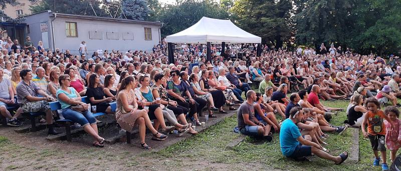 Leťák s Davidem Kollerem praskal ve švech. Lidí jako před 30 lety na Slunce, seno, jahody. Opatřeními omezená kapacita 1000 lidí byla vyprodána, na desítky až stovky zájemců se nedostalo.