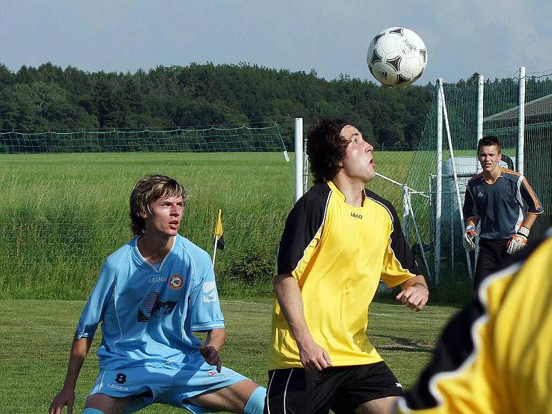 Z fotbalového utkání Stolany – FK Pardubice B 1:1.