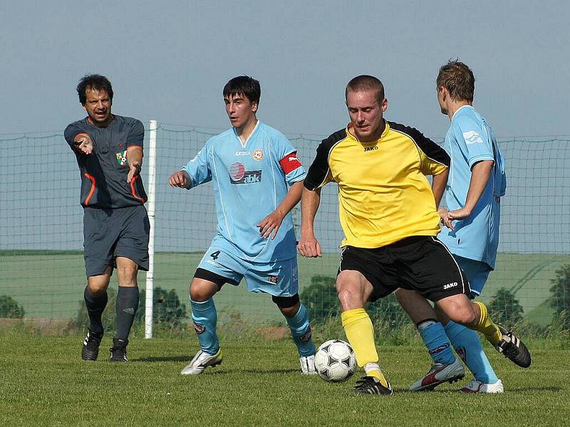 Z fotbalového utkání Stolany – FK Pardubice B 1:1.