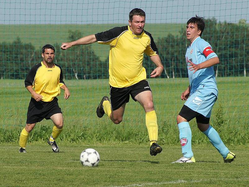 Z fotbalového utkání Stolany – FK Pardubice B 1:1.