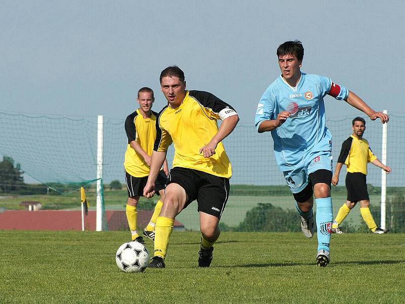 Z fotbalového utkání Stolany – FK Pardubice B 1:1.