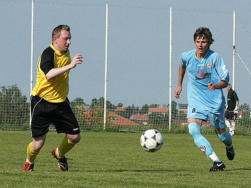 Z fotbalového utkání Stolany – FK Pardubice B 1:1.