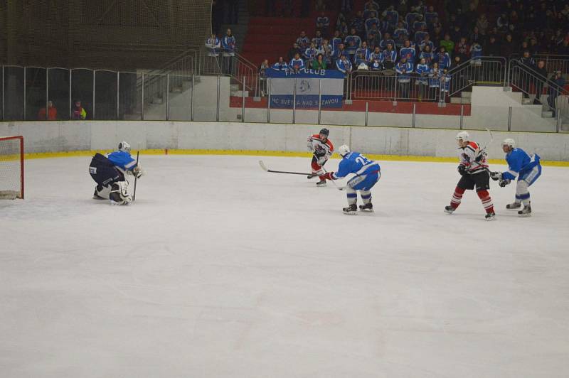 Chrudim - Světlá 3:5 (0:1, 3:0, 0:4). Na první finálovou bitvu o titul Přeborníka Pardubického kraje si našlo přes konkurenci extraligových Pardubic cestu takřka pět set diváků!