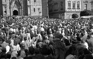 Oslavy 300. výročí salvátorské tradice před arciděkanským kostelem Nanebevzetí Panny Marie dne 8. srpna 1948