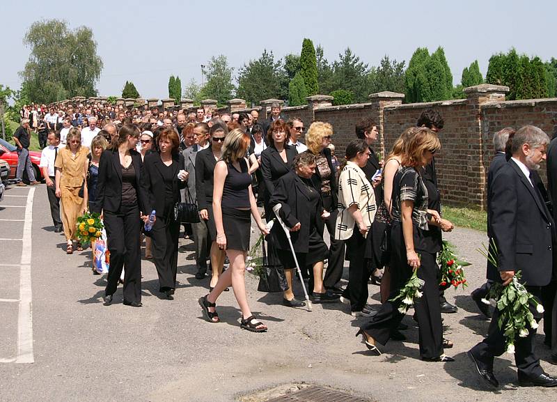 Pohřbu se účastnily stovky lidí.