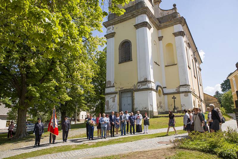 Nová vlajka Trhové Kamenice s dvouocasým lvem se dočkala požehnání.