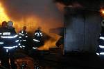 Při požáru v Novém Dvoru u Heřmanova Městce byla popálena jedna osoba.