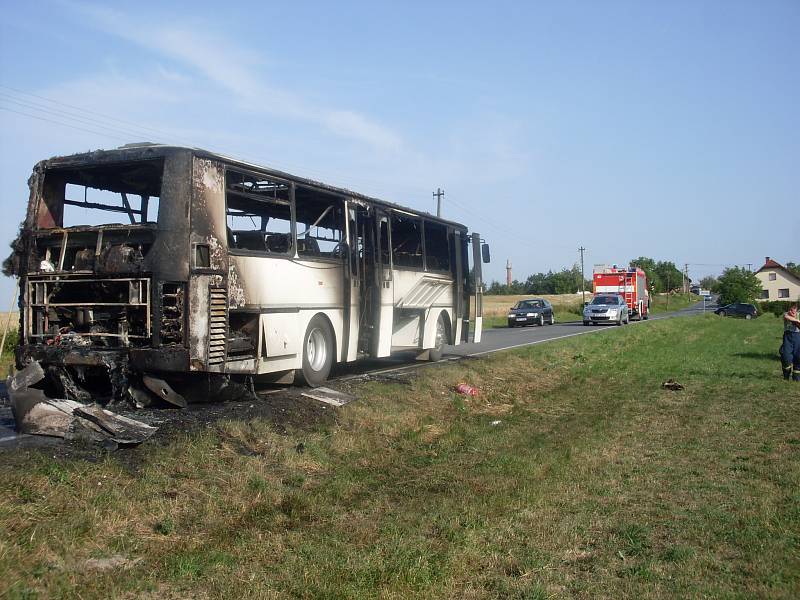 Autobus, který měl dovézt děti na tábor, zachvátily plameny.