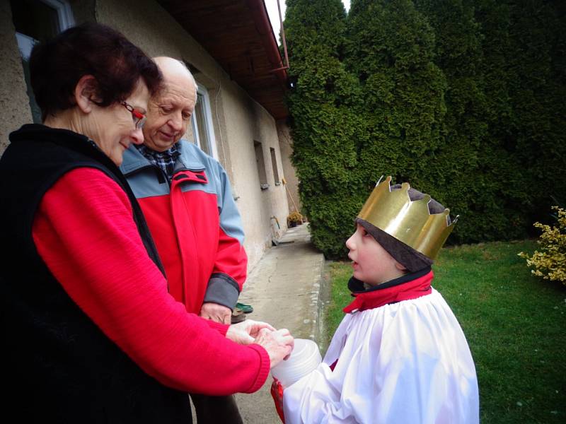 Tříkráloví koledníci ze Základní školy ve Stolanech obcházejí vesnici.