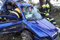 Při čelním střetu vozidel Škoda Octavia a Felicia se zranily tři osoby.