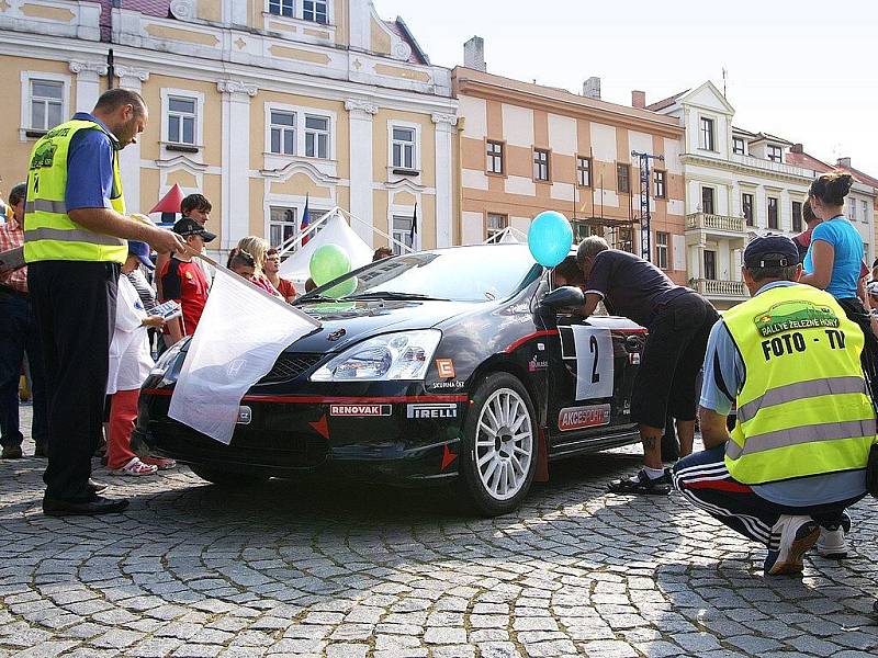 Rallye Železné hory zahájilo páteční představení posádek na Resseelově náměstí. 