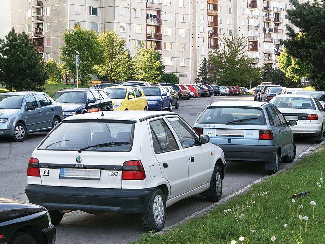 Snímek z roku 2009. Zaparkovat u sídliště Na Šancích je už léta těžký oříšek.
