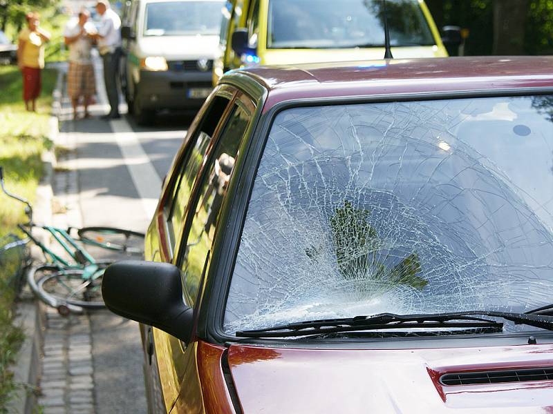 Nehoda u Heřmanova Městce: Žena vedoucí jízdní kolo podél silnice vstoupila škovdoce přímo do cesty. Ze srážky vyvázla s těžkým zraněním.