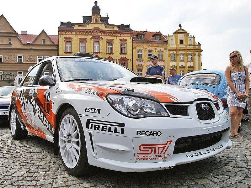 Rallye Železné hory zahájilo páteční představení posádek na Resseelově náměstí. 