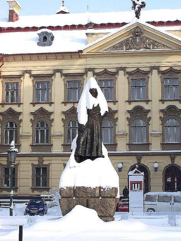 Chrudimské sochy a zákoutí pod sněhovou peřinou.