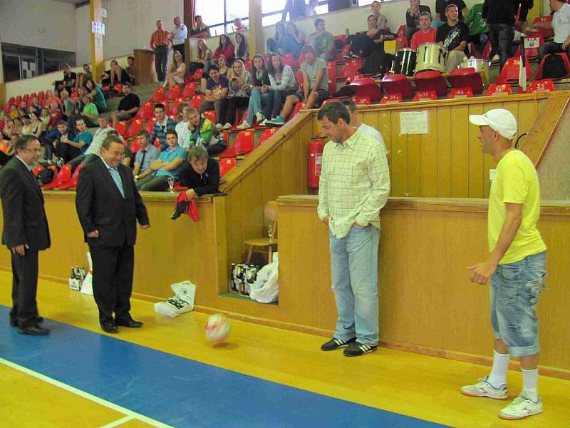 Mistrovství ČR v halové kopané soukromých středních škol zahájil slavnostním výkopem ministr školství Josef Dobeš.